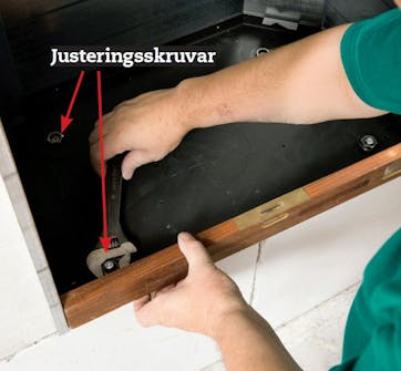 Braskassett: Justeringsskruven dras tills framkanten på kåpan är lodrät Braskassett: Justeringsskruven dras tills framkanten på kåpan är lodrät